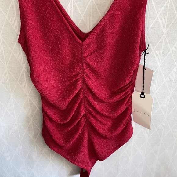 Leith Sleeveless Ruched V-Neck Bodysuit - Picture 7 of 10